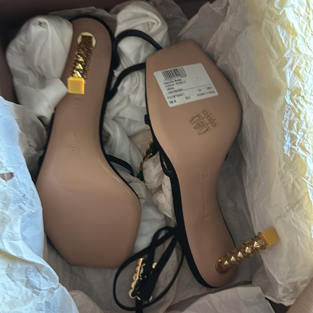 GIANVITO ROSSI
Wonder embellished suede sandals
Size:39.5 - Picture 7 of 8